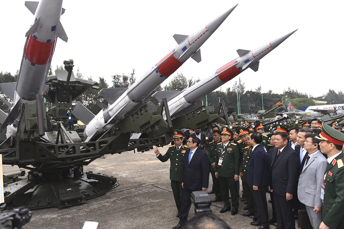 Thủ tướng Chính phủ Phạm Minh Chính lãnh đạo các Bộ, Ban, ngành nghe giới thiệu vê một loại tên lửa